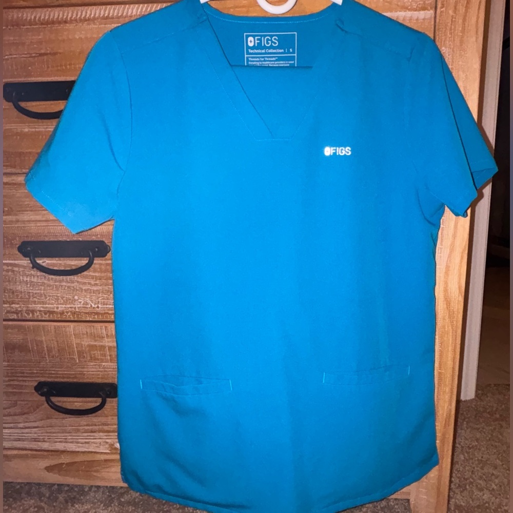 Figs Teal Scrub Top and matching scrub pants.